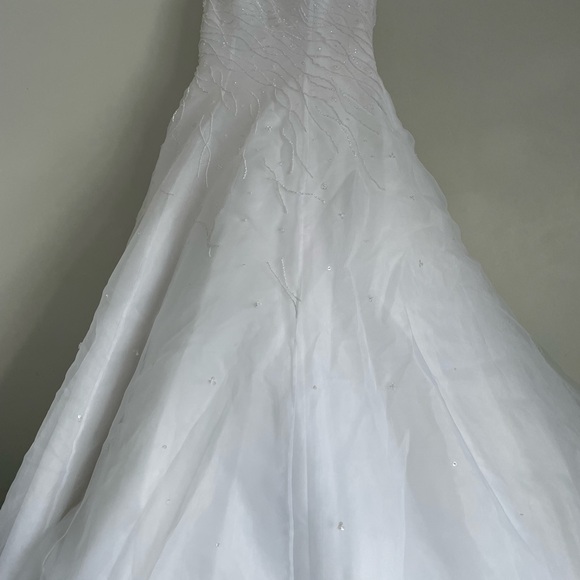 Sale‼️ White beaded wedding dress with veil and  tiara - Picture 5 of 14